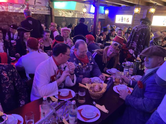 Narrenhock: Staatssekretär Volker Schebesta (v. l.), Rainer Huber, Edeka, und Bürgermeister Oliver Martini | Foto: gro