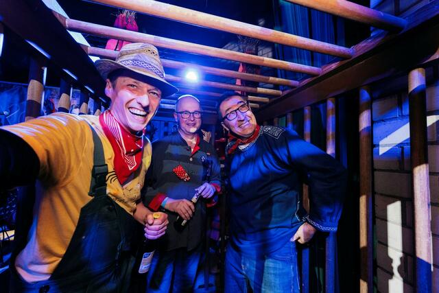 Hexenball: Noch lachen die Stempelopfer der Offenburger Hexen: Bernd Scheiderbauer (v. l.), Jürgen Riexinger und Bundeslandwirtschaftsminister Cem Özdemir. | Foto: Pascal Bähr