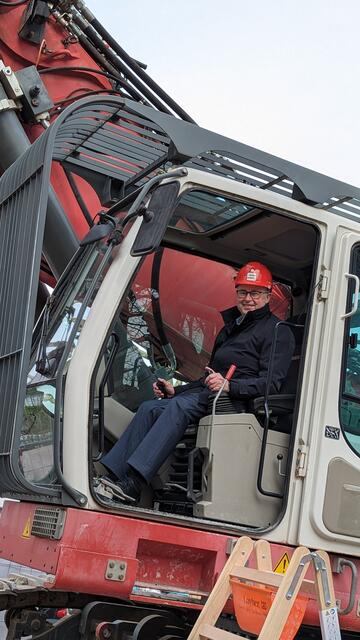 Jürgen Riexinger, der Vorstandsvorsitzende der Sparkasse Offenburg/Ortenau, sitzt im tonnenschweren Bagger, der das Gebäude abreißen wird. | Foto: Sparkasse Offenburg/ Ortenau