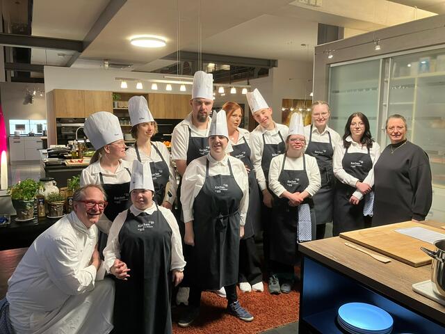 Andreas Missmer (l.) und Rosina Heuberger (r.) mit dem Kochclub "jung und frech" | Foto: Glaser