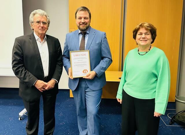 Das Kuratorium des Fördervereins für krebskranke Kinder e. V. Freiburg um Werner Kimmig (l.) und Prof. Charlotte Niemeyer ehrt den Kinderonkologen Dr. Marcin Wlodarski mit dem Forschungspreis. | Foto: Linda Schüle