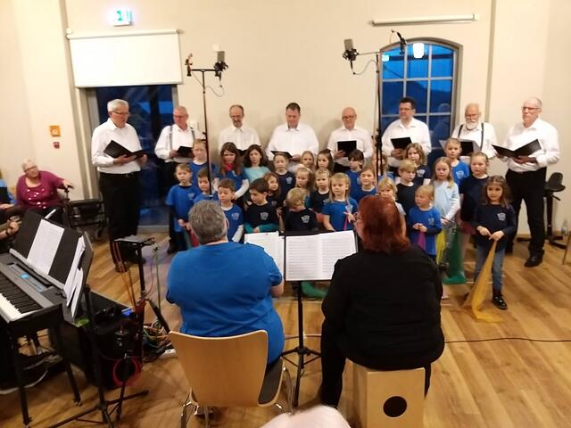 KiKiBi Kirchen-Kinder-Biberach und der Männerchor des "Chor für Alle" | Foto: (c) Albrech Maier
