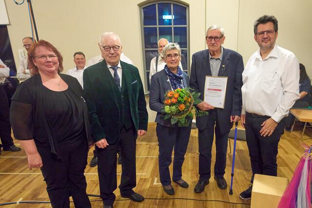 Dirigentin Sonja Große, Roland Bodmer (Chorverband), Getrud und Guido Lerch, Markus Heizmann (Vorsitzender) | Foto: (c) Wilhelm Eble