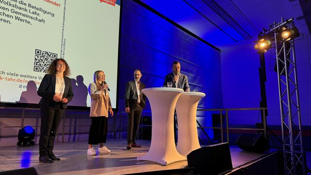 Karin Weyer (v. l.), Laura Schmidt, Rainer Griesbaum und Markus Knoll im Gespräch | Foto: Volksbank Offenburg