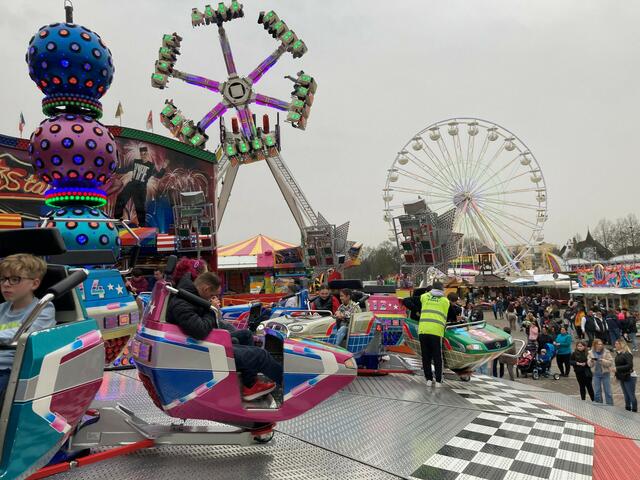 Eine Wochen drehen sich auf dem Kehler Läger die Karussells beim Ostermarkt. | Foto: gro