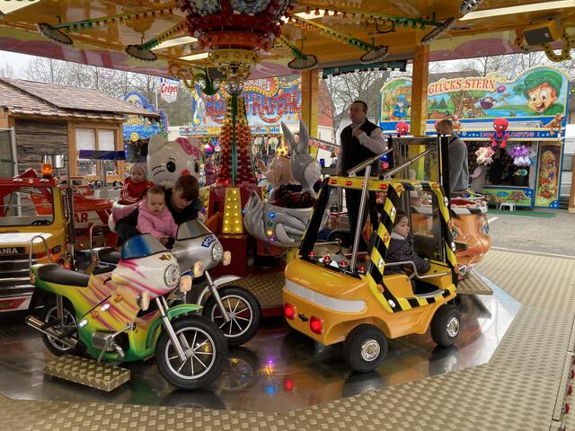 Die Kleinsten lieben das Kinderkarussell. | Foto: gro