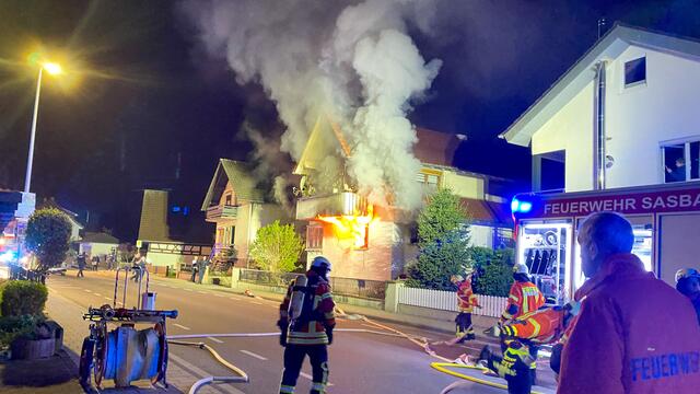 Ein Mann hatte am Fenster eine Straftat angekündigt. Als die Einsatzkräfte eintrafen, stand das Haus schon in Flammen. | Foto: Bonny Kornmeier / EinsatzReport24