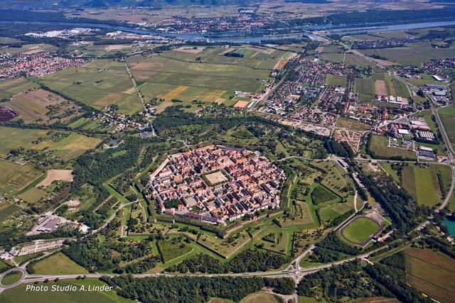 Luftbildaufnahme von der Vauban Festung Neuf-Brisach, die wie ein Stern aussieht. Im Hintergrund der Rhein und Breisach. | Foto: Photo Studio A. Linder