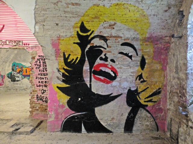 Merlin Monro von Charles Uzzel Edwards /  Pure Evil, greift mit seinem Stil auf die Pop-Art der 60er Jahre zurück und stellt ProtagonistInnen aus dieser Zeit dar. 

 | Foto: Alfred Schramm