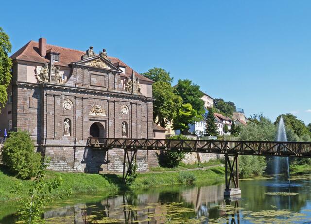 Das Rheintor.  Der Sonnenkönig Ludwig XIV hat seinen berühmten Festungsbaumeister Sebastian Vauban beauftragt das prächtige Tor zu bauen.
Geplant hat es Vauban aber ausgeführt hat es dann sein Mitarbeiter Jacques Tarade. 
In diesem historischen Gebäude befindet sich ein sehenswertes  Museum mit vielen Ausstellungsstücken über die Breisacher Stadtgeschichte. | Foto: Stadt Breisach am Rhein
