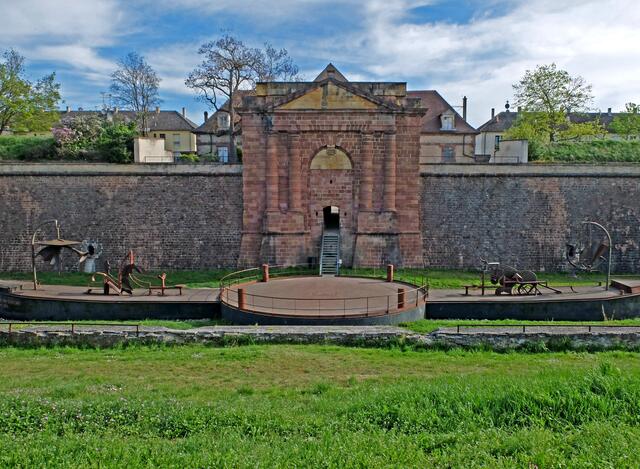 Das Porte de Belfort in dem sich das Vauban Museum befindet. | Foto: Alfred Schramm
