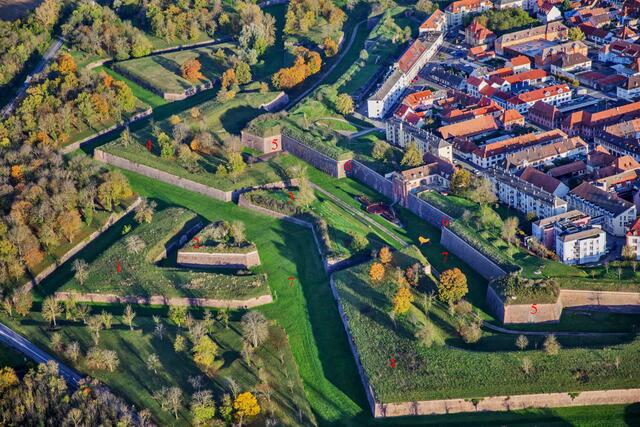Hier sieht man die sogenannten Vorwerke der Festung.
1 = Halbmond, 2 = Reduit, 3 = Zangenwerk, 4 = Kontergarde
5 = Bastionierter Turm, 6 = Abgesetzter Wall, 7 = Wallgraben | Foto: Office de Tourisme Alsace Rhin Brisach