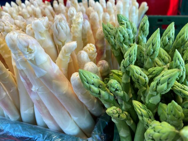 Weißer und grüner Spargel | Foto: Großheim