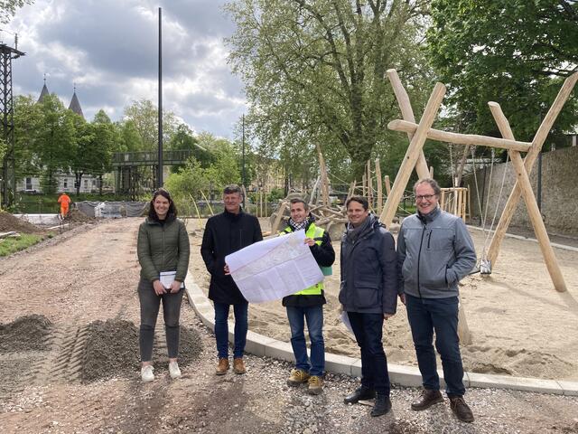 Caroline Ams-Meier (v. l.), Baubürgermeister Oliver Martini, Michel Fox, Philip Denkinger und Hermann Kälble | Foto: gro