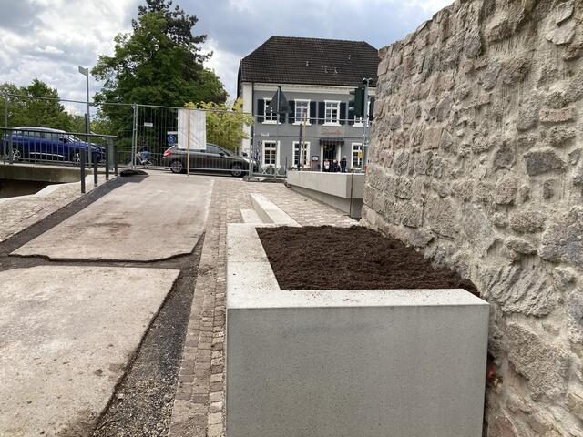 In Richtung Zauberflötenbrücke wurden neue Sitzgelegenheiten geschaffen.  | Foto: gro