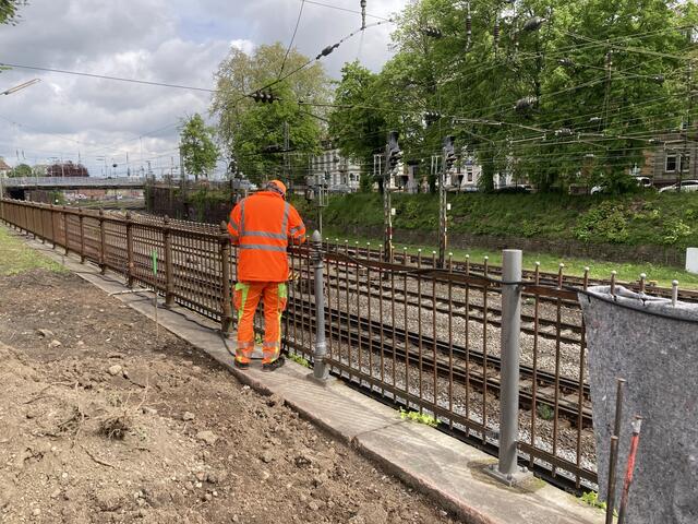 Das denkmalgeschützte, 100 Jahre alte Geländer an der Gleispromenade wird entschärft: Die Spitzen erhalten Kugeln. | Foto: gro
