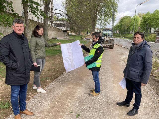 Baubürgermeister Oliver Martini (v. l.), Caroline Ams-Meier, Michel Fox und Philip Deninger | Foto: gro