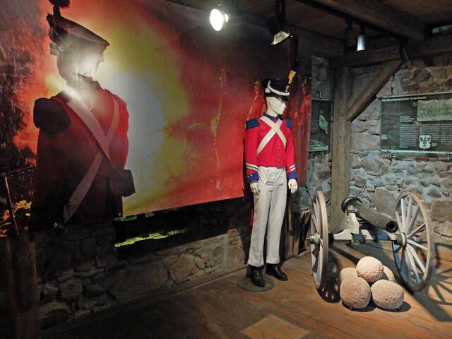 Artillerist der Wolfacher Bürgerwehr neben der Rosenheimer Salutkanone. Davor liegen die Steinkugeln die bei  Renovierungsarbeiten gefunden wurden und einst für die Verteidigung des Turmes dienten. | Foto: Alfred Schramm
