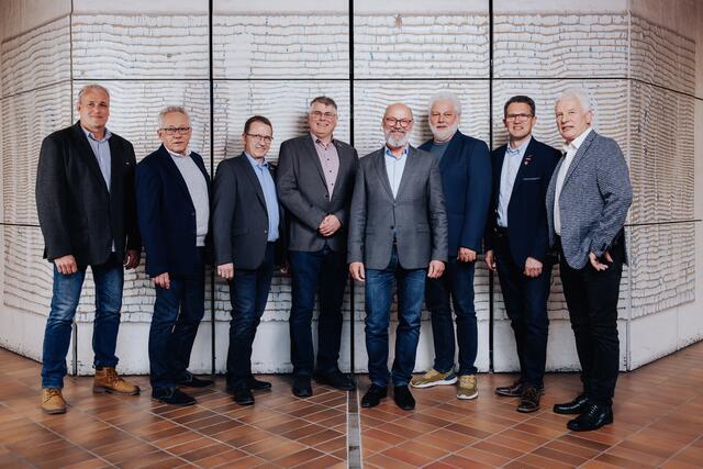 Der neu gewählte Vorstand der Handwerkskammer Freiburg (v.li.n.re.): René Gammerdinger (Vizepräsident Arbeitnehmerseite), Michael Rauber, Bernd Wölfle, Frank Hug, Christof Burger (Präsident), Ferrit Kellouche, Friedrich Sacherer (Vizepräsident Arbeitgeberseite, Joachim Lederer. Es fehlt Rafael Gerber. | Foto: HWK FR/Felix Risch