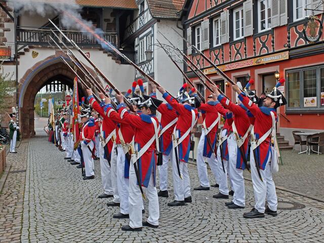 Salutschiesen durch die Schützen der  "Wolfacher Herrgottssoldätle". Der Die  Ehrensalve ist eine militärische Tradition. | Foto: Alfred Schramm