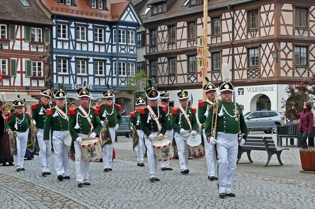 Einmarsch der Gengenbacher Bürgerwehr anlässlich der Erföffnung  der  Sonderausstellung "Wolfacher Bürger Militair - D' Herrgottssoldätle" im
wehrgeschichtlichen Museum Kinzigtorturm. | Foto: Alfred Schramm