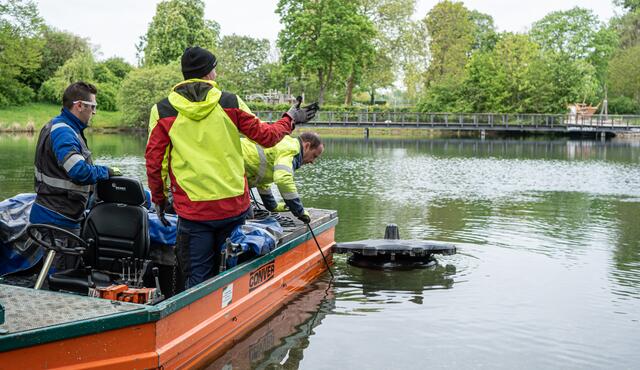 Das Mähboot ist wieder auf dem Kehler Altrhein unterwegs. | Foto: Stadt Kehl
