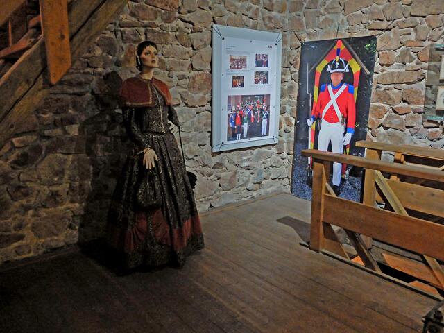 Alt-Gengenbacherin, daneben Fotografien von der Bürgerwehr Wolfach.  | Foto: Alfred Schramm