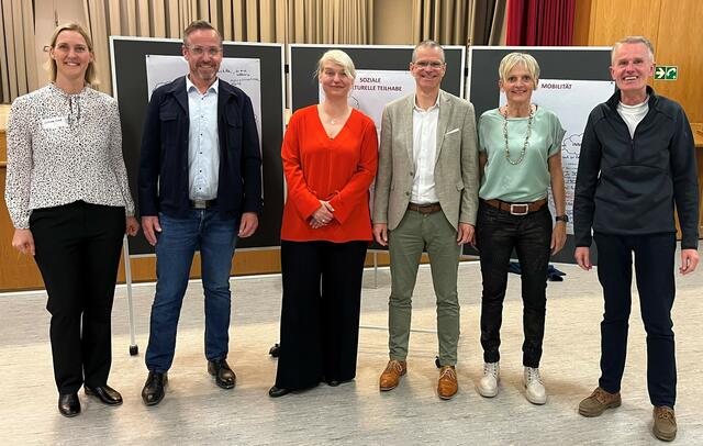 Zum zweiten Bürgerdialog begrüßt Ortsvorsteherin Tanja Weinzierle (2.v.r.) die Mitglieder der Lenkungsgruppe und teilnehmenden Ortsvorsteher in der Freiwaldhalle. Von links: Seniorenbeauftragte Sabrina Lusch, Ortsvorsteher Klaus Müller, Prof. Dr. Ines Himmelsbach, Bürgermeister Christoph Lipps und Ortsvorsteher Jürgen Mußler | Foto: Stadt Oberkirch 