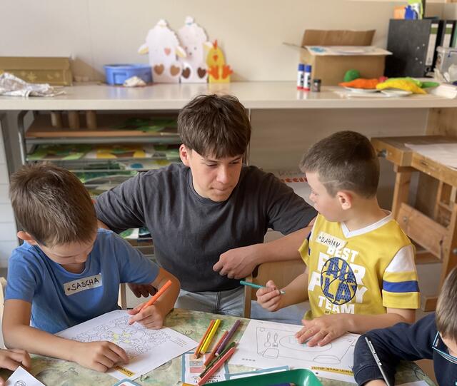 Wie ein Tisch richtig eingedeckt wird, erläutert der VAB2-Schüler Gabriel Manoli