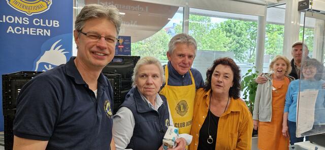 Nicole Koller (4. v. l.) mit den Helfern des Lions Club Achern | Foto: Lions Club Achern