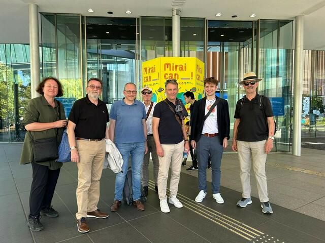 Lahrer Delegation mit Fabian Neumeister (2. v. r.) vor dem Museum der Zukunft in Tokio | Foto: Stadt Lahr
