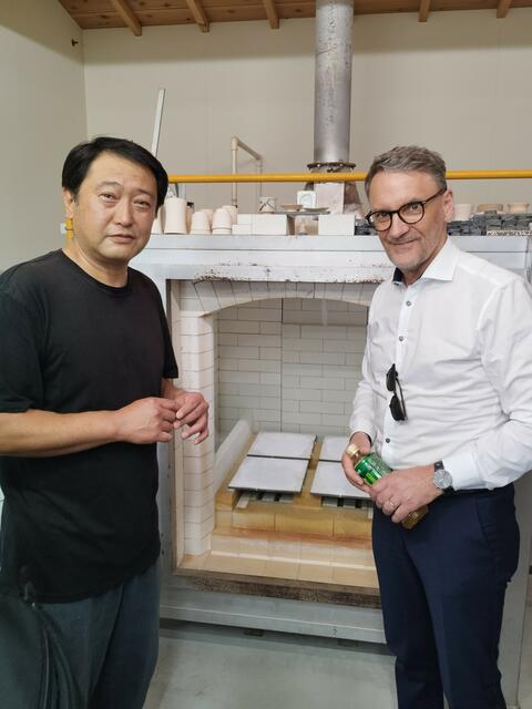 Oberbürgermeister Markus Ibert bei Keramikkünstler Hideki Inoue im Atelier | Foto: Stadt Lahr