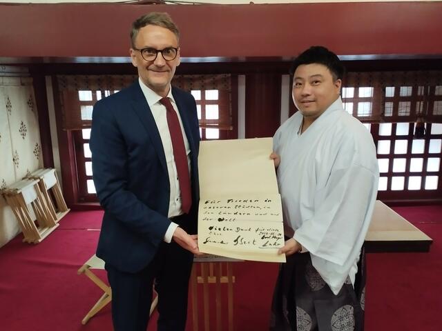 Oberbürgermeister Markus Ibert mit Vizeoberpriester Yoshihiko Hanawa beim Eintrag ins Goldene Buch des Inari-Schreins | Foto: Stadt Lahr