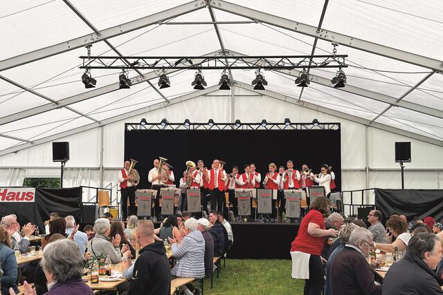 Die WeberHaus-Musikanten sorgten im Festzelt für gute Stimmung.  | Foto: WeberHaus