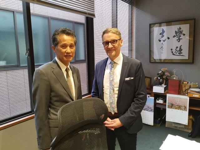 Bürgermeister Shinju Yamaguchi empfängt Oberbürgermeister Markus Ibert im Rathaus von Kasama. | Foto: Stadt Lahr