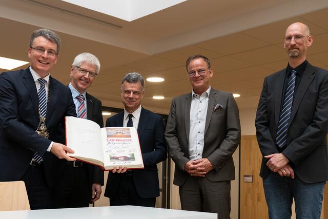 Die Ehrengäste trugen sich ins goldene Buch der Stadt ein. | Foto: Stadt Gengenbach/Manuela Seiler