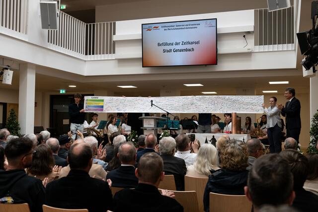 Die Schulgemeinschaft gestaltete ein Banner für die Zeitkapsel. | Foto: Stadt Gengenbach/Manuela Seiler