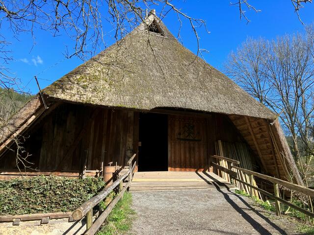 Das Heu wurde von der Bergseite fast eben ins Dach eingefahren. | Foto: Glaser