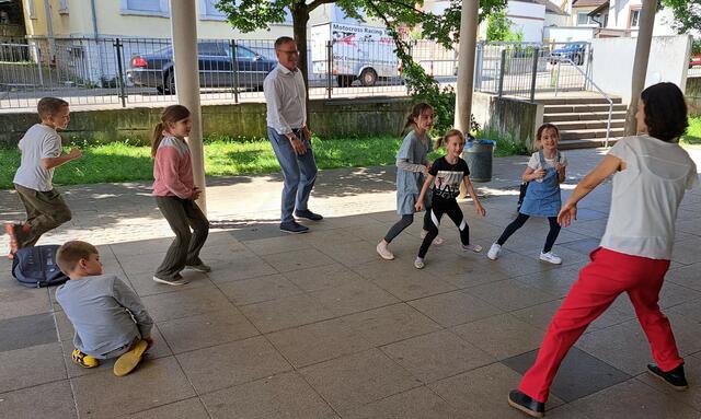 Landrat Frank Scherer im Spiel mit den Kindern | Foto: Eurodistrict Strasbourg-Ortenau 