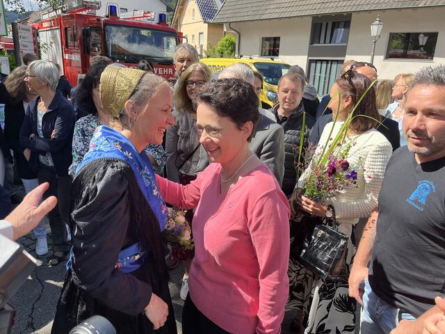 Justizministerin Marion Gentges beglückwünscht Helga Wössner. | Foto: gro