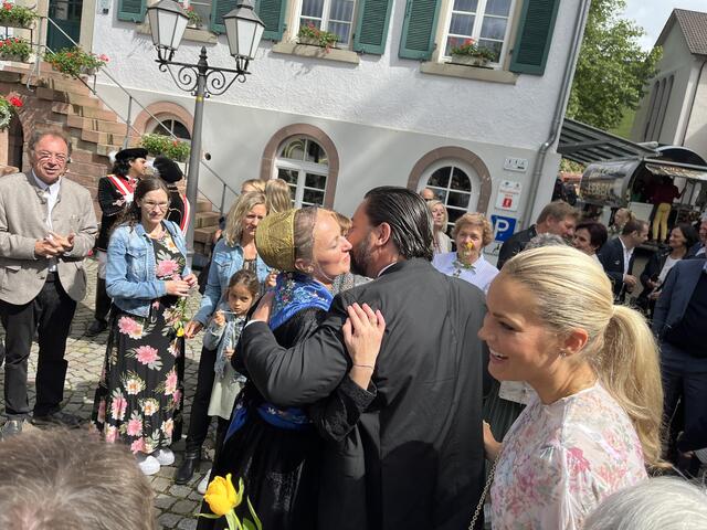 Küsschen von Bürgermeister Philipp Saar für die Braut. | Foto: gro
