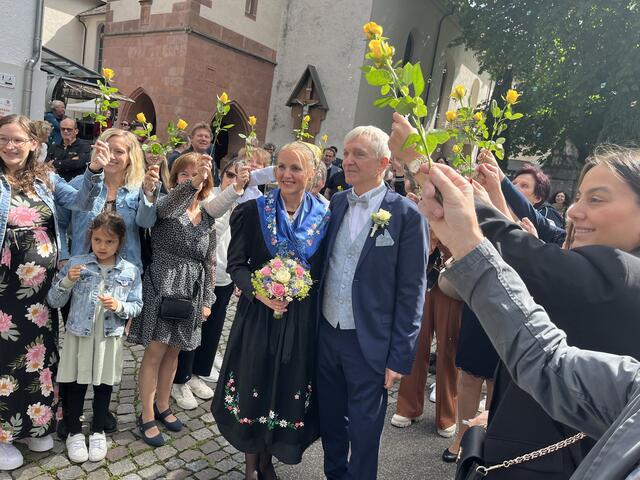 Die Mühlenbacher lassen das Brautpaar hochleben. | Foto: gro