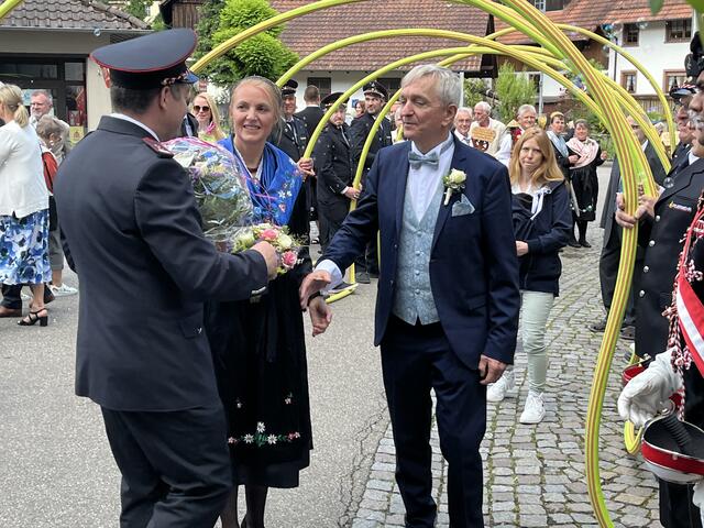 Gratulation vom Feuerwehrkommandanten Pascal Uhl | Foto: gro