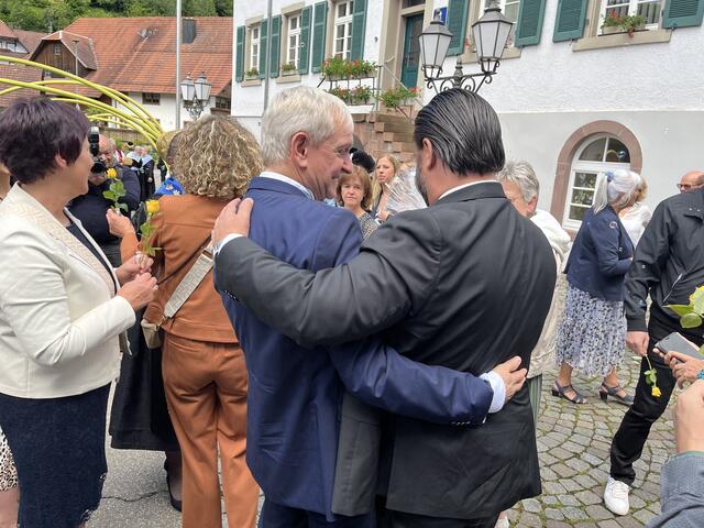 Glückwünsche für den Bräutigam von Haslachs Bürgermeister Philipp Saar | Foto: gro