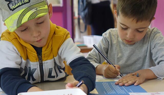 Eifrig bei der Sache: Die Kinder malen die Eidechsen aus. | Foto: Stadt Kehl/Norman Mummert