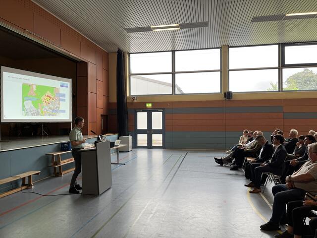 Marco Pastorini, Stadt Offenburg, zeigt die Verkehrsführung auf. | Foto: gro