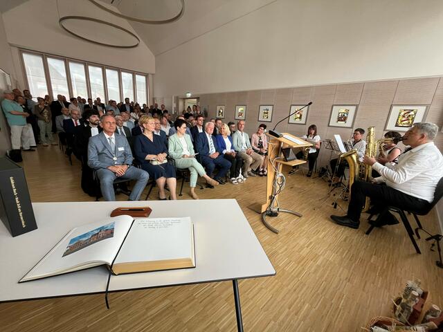 Die offizielle Einweihungsfeier für geladene Gäste, im Vordergrund das goldene Buch der Stadt | Foto: Glaser