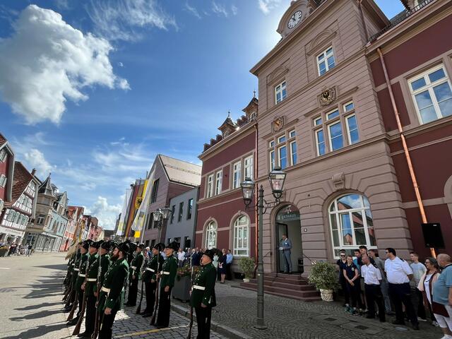 Günter Pfundstein auf der Treppe des historischen Rathausgebäudes, links daneben der Anbau. | Foto: Glaser