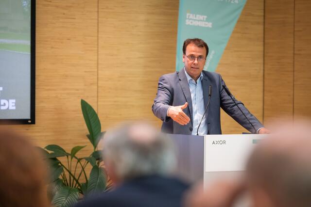 Staatssekretär Volker Schebesta bei seiner Festrede | Foto: Hansgrohe SE