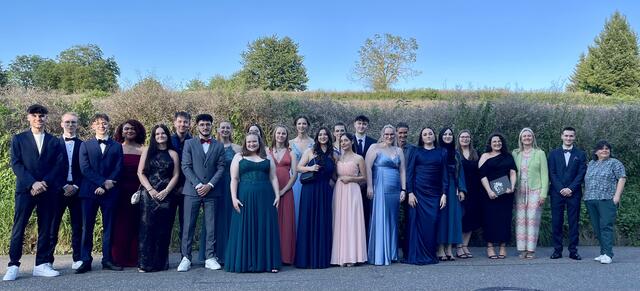 Die Abiturientinnen beider Klassen mit der Klassenlehrerin S. Sachweh, dem Klassenlehrer T. Teufel, der Co-Klassenlehrerin C. Kollmer und der Schulleiterin Dr. C. Seebeck.